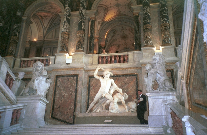 16 Vienna - inside Kunsthistorisches museum.jpg - ASCII